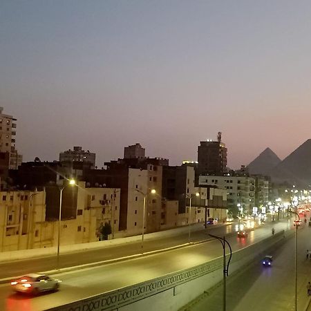 Pyramids Road Guest House Cozy Rooms And Rooftop Breakfast With The Pyramids View Nazlet el-Sisi ภายนอก รูปภาพ