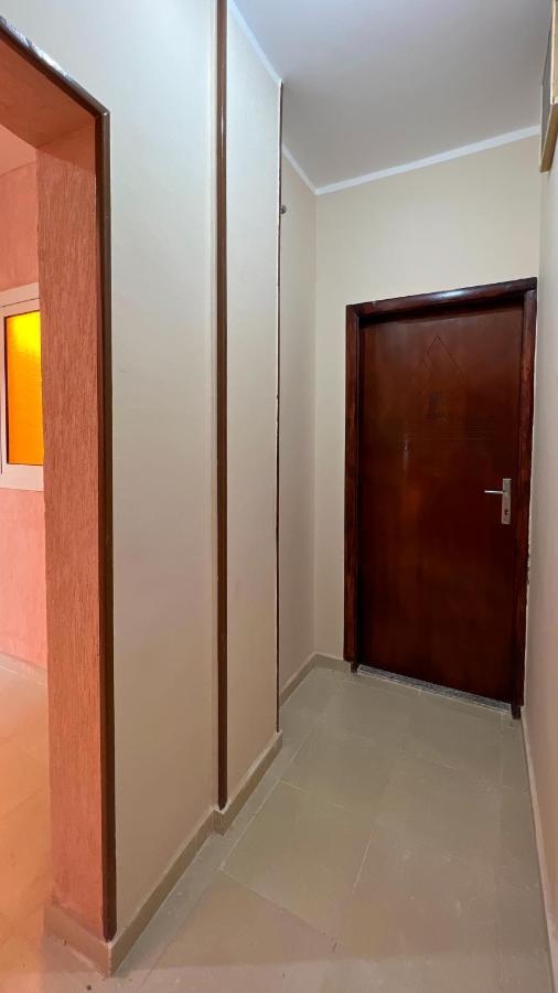 Pyramids Road Guest House Cozy Rooms And Rooftop Breakfast With The Pyramids View Nazlet el-Sisi ภายนอก รูปภาพ