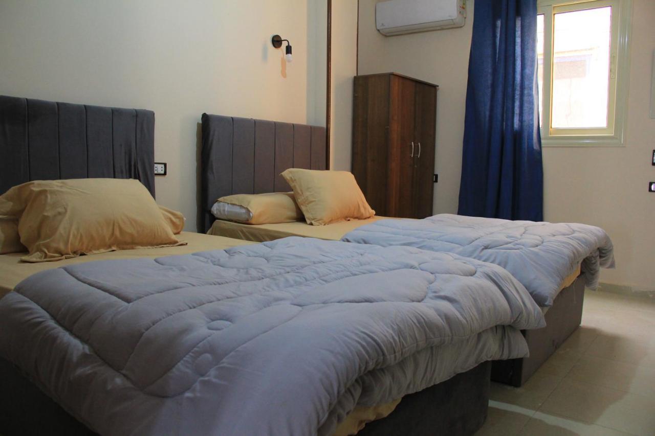 Pyramids Road Guest House Cozy Rooms And Rooftop Breakfast With The Pyramids View Nazlet el-Sisi ภายนอก รูปภาพ