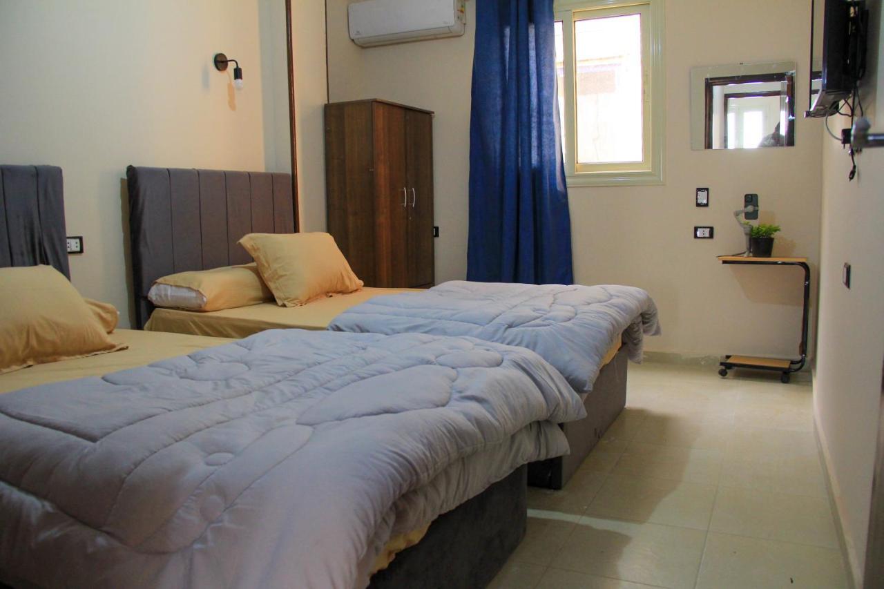 Pyramids Road Guest House Cozy Rooms And Rooftop Breakfast With The Pyramids View Nazlet el-Sisi ภายนอก รูปภาพ