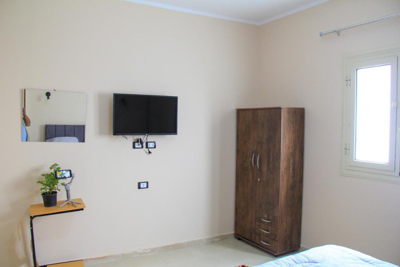 Pyramids Road Guest House Cozy Rooms And Rooftop Breakfast With The Pyramids View Nazlet el-Sisi ภายนอก รูปภาพ