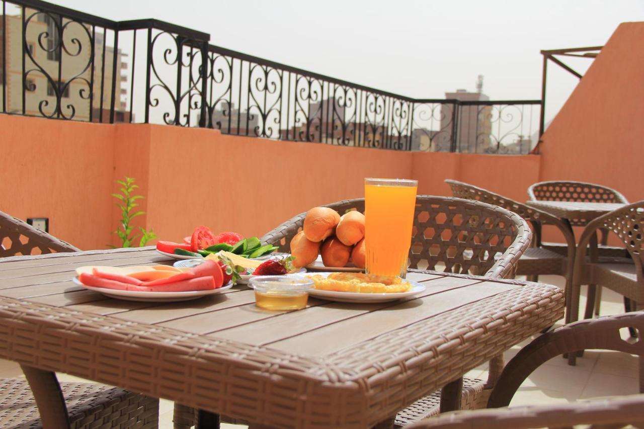 Pyramids Road Guest House Cozy Rooms And Rooftop Breakfast With The Pyramids View Nazlet el-Sisi ภายนอก รูปภาพ