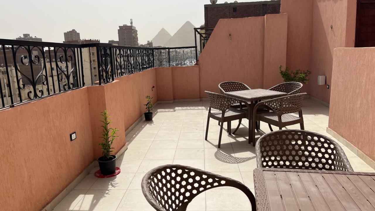 Pyramids Road Guest House Cozy Rooms And Rooftop Breakfast With The Pyramids View Nazlet el-Sisi ภายนอก รูปภาพ