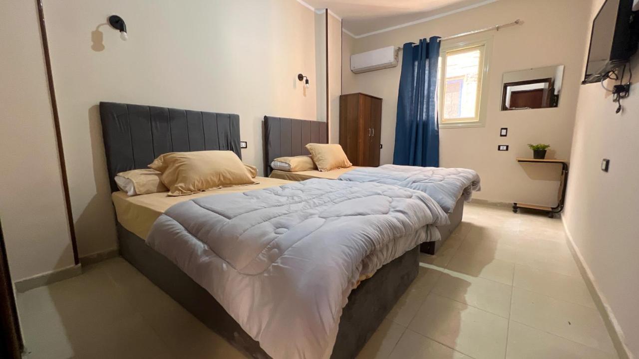 Pyramids Road Guest House Cozy Rooms And Rooftop Breakfast With The Pyramids View Nazlet el-Sisi ภายนอก รูปภาพ