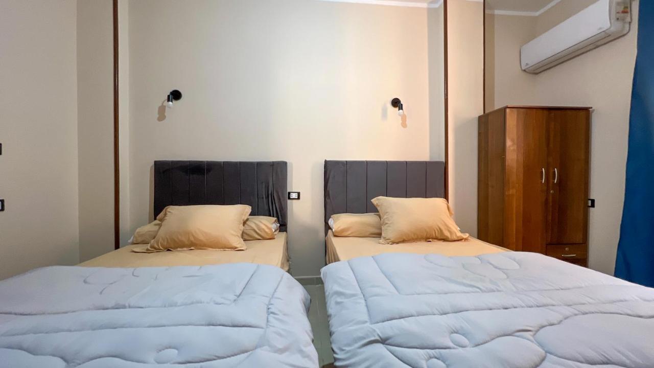 Pyramids Road Guest House Cozy Rooms And Rooftop Breakfast With The Pyramids View Nazlet el-Sisi ภายนอก รูปภาพ