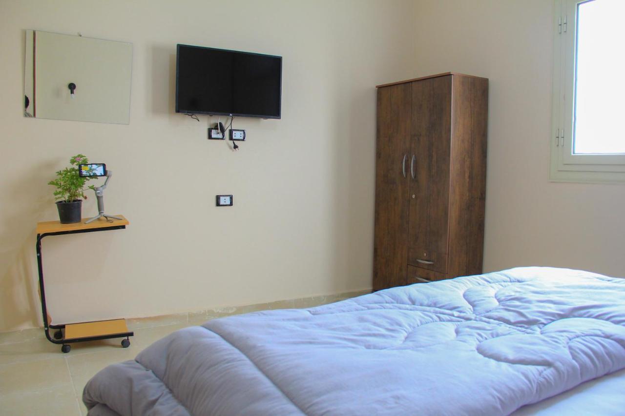 Pyramids Road Guest House Cozy Rooms And Rooftop Breakfast With The Pyramids View Nazlet el-Sisi ภายนอก รูปภาพ