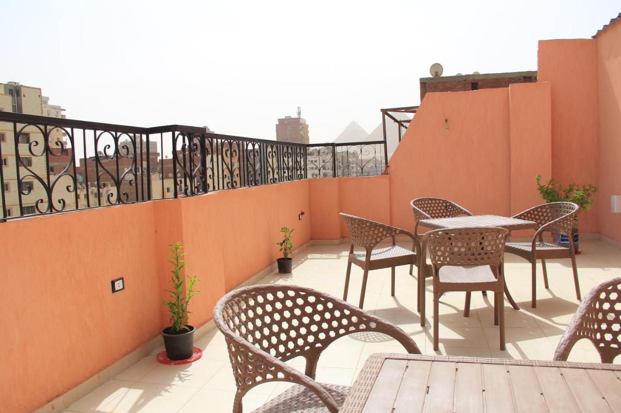 Pyramids Road Guest House Cozy Rooms And Rooftop Breakfast With The Pyramids View Nazlet el-Sisi ภายนอก รูปภาพ