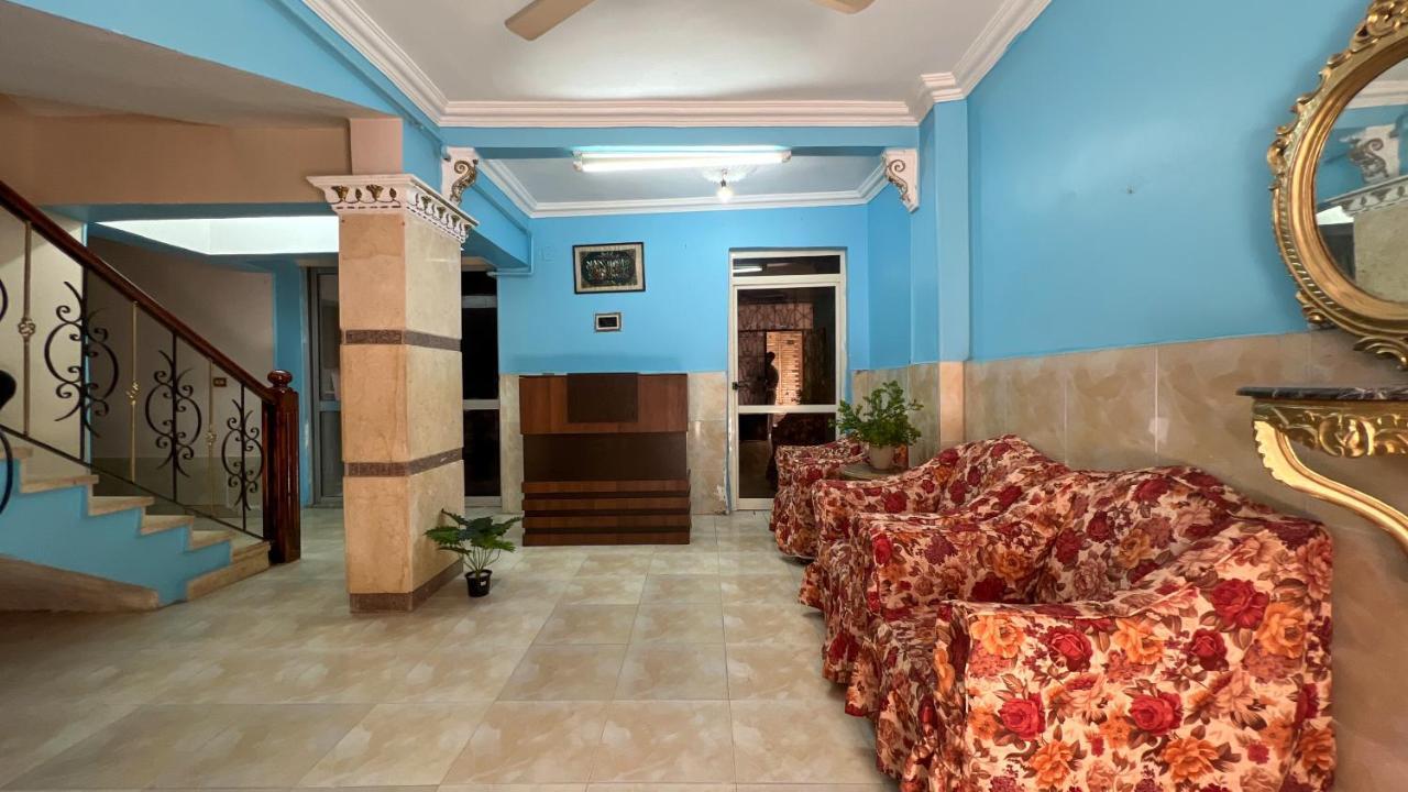 Pyramids Road Guest House Cozy Rooms And Rooftop Breakfast With The Pyramids View Nazlet el-Sisi ภายนอก รูปภาพ