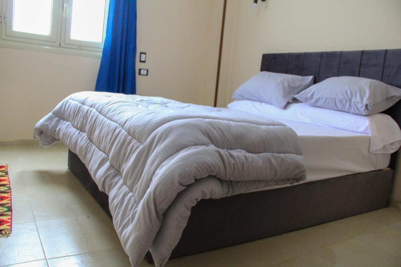 Pyramids Road Guest House Cozy Rooms And Rooftop Breakfast With The Pyramids View Nazlet el-Sisi ภายนอก รูปภาพ