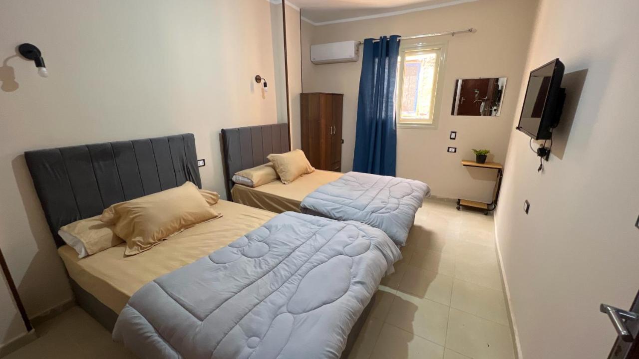 Pyramids Road Guest House Cozy Rooms And Rooftop Breakfast With The Pyramids View Nazlet el-Sisi ภายนอก รูปภาพ