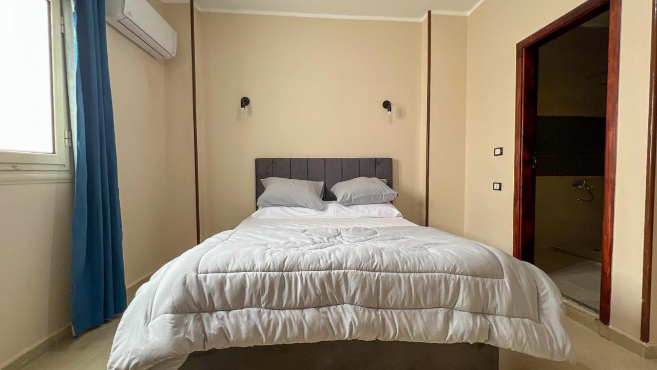 Pyramids Road Guest House Cozy Rooms And Rooftop Breakfast With The Pyramids View Nazlet el-Sisi ภายนอก รูปภาพ