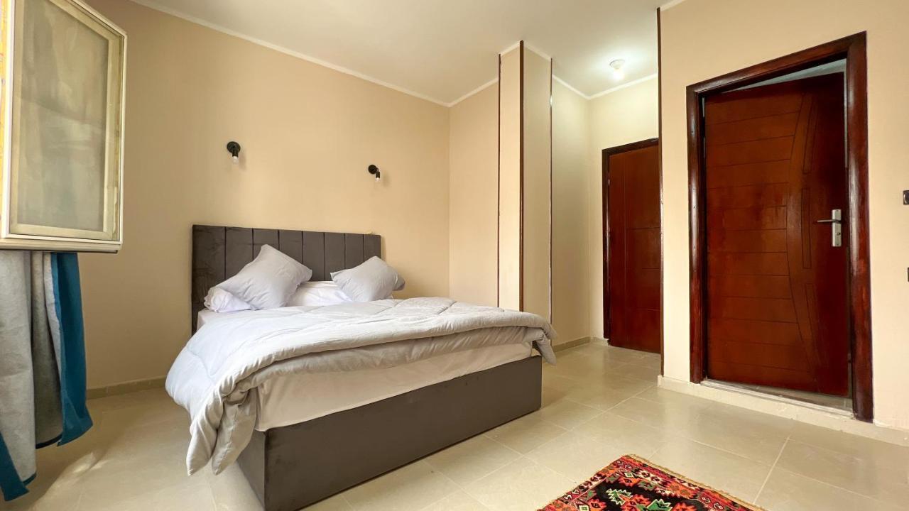 Pyramids Road Guest House Cozy Rooms And Rooftop Breakfast With The Pyramids View Nazlet el-Sisi ภายนอก รูปภาพ