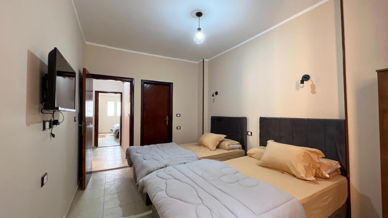 Pyramids Road Guest House Cozy Rooms And Rooftop Breakfast With The Pyramids View Nazlet el-Sisi ภายนอก รูปภาพ