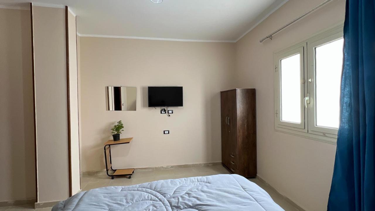 Pyramids Road Guest House Cozy Rooms And Rooftop Breakfast With The Pyramids View Nazlet el-Sisi ภายนอก รูปภาพ