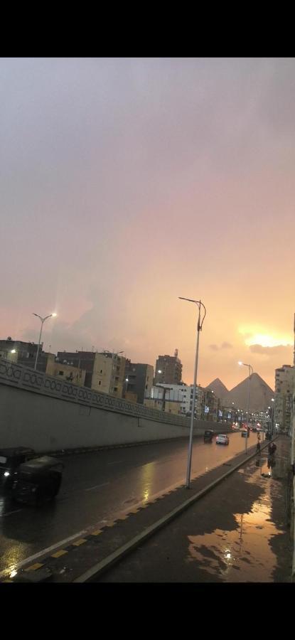 Pyramids Road Guest House Cozy Rooms And Rooftop Breakfast With The Pyramids View Nazlet el-Sisi ภายนอก รูปภาพ