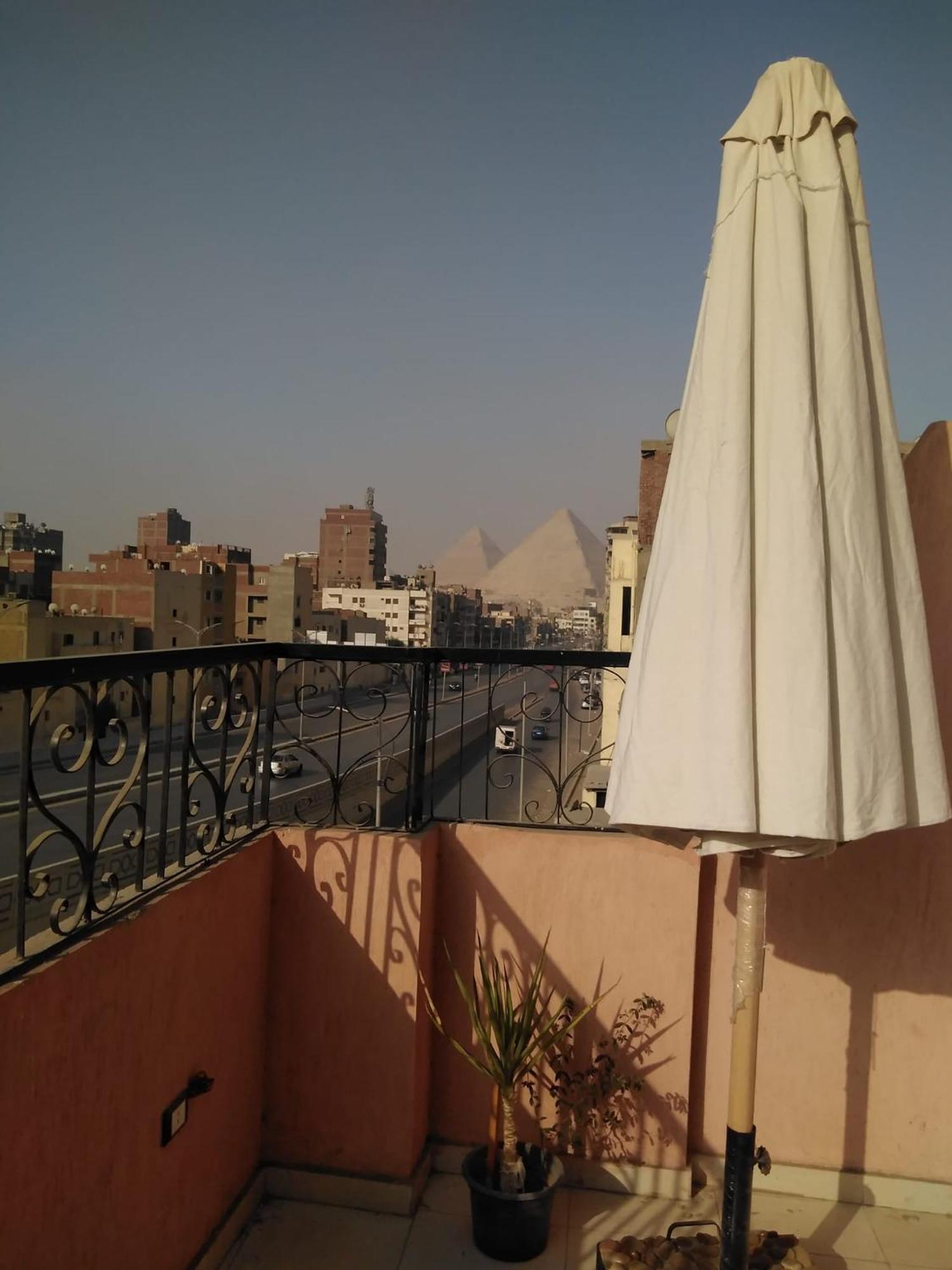 Pyramids Road Guest House Cozy Rooms And Rooftop Breakfast With The Pyramids View Nazlet el-Sisi ภายนอก รูปภาพ