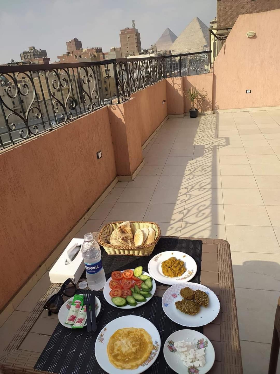 Pyramids Road Guest House Cozy Rooms And Rooftop Breakfast With The Pyramids View Nazlet el-Sisi ภายนอก รูปภาพ