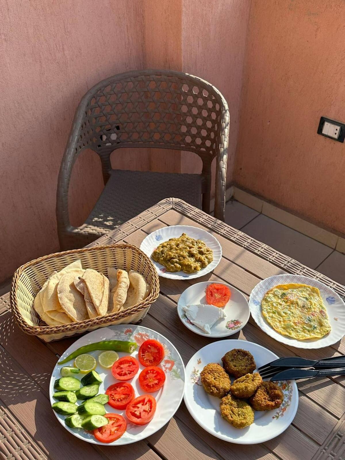 Pyramids Road Guest House Cozy Rooms And Rooftop Breakfast With The Pyramids View Nazlet el-Sisi ภายนอก รูปภาพ