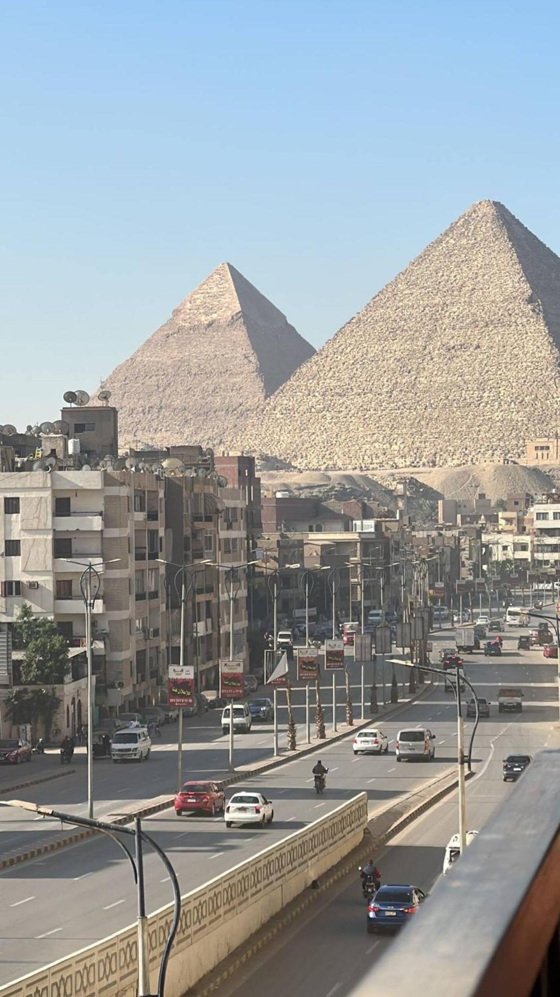 Pyramids Road Guest House Cozy Rooms And Rooftop Breakfast With The Pyramids View Nazlet el-Sisi ภายนอก รูปภาพ