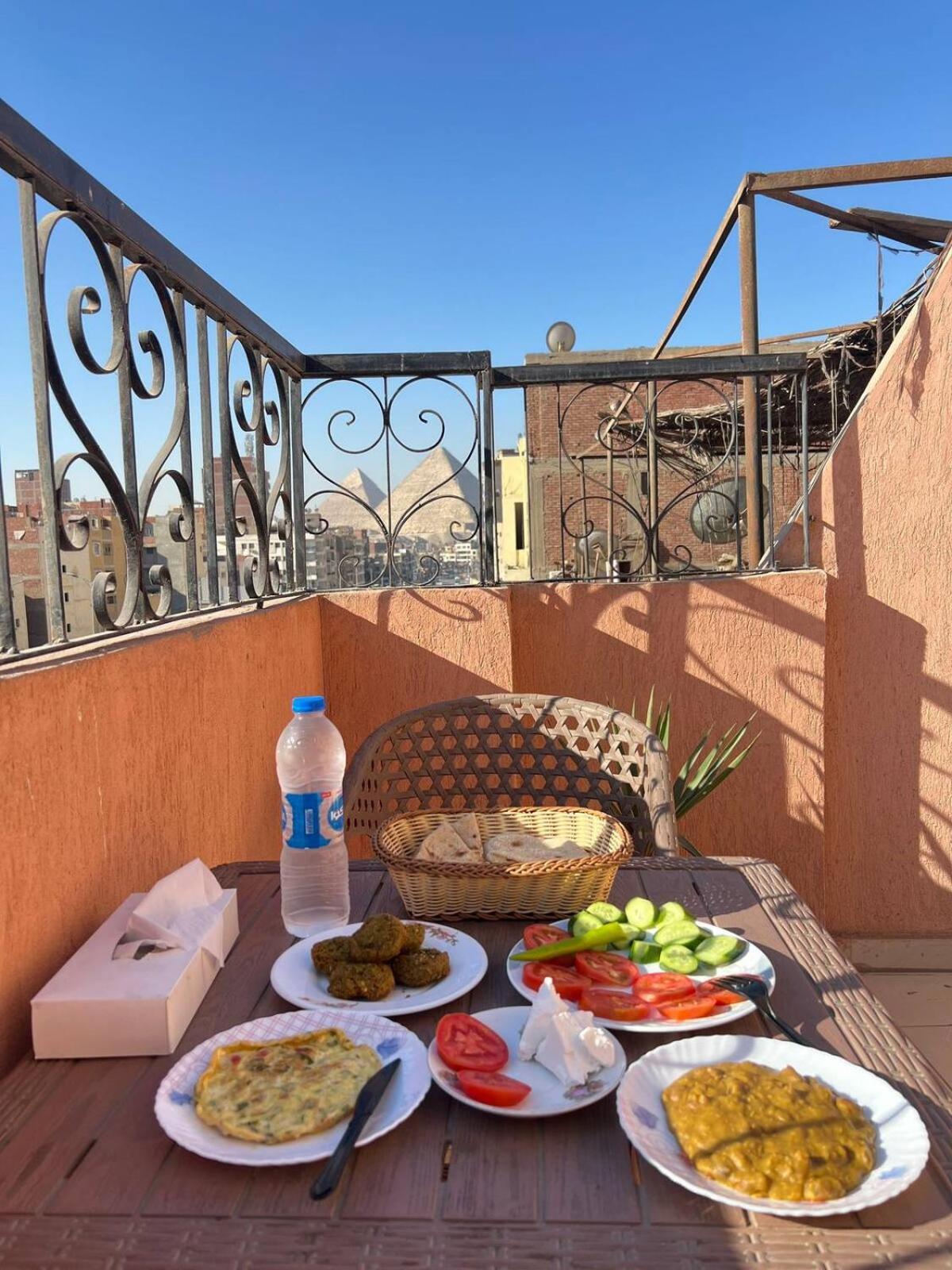 Pyramids Road Guest House Cozy Rooms And Rooftop Breakfast With The Pyramids View Nazlet el-Sisi ภายนอก รูปภาพ