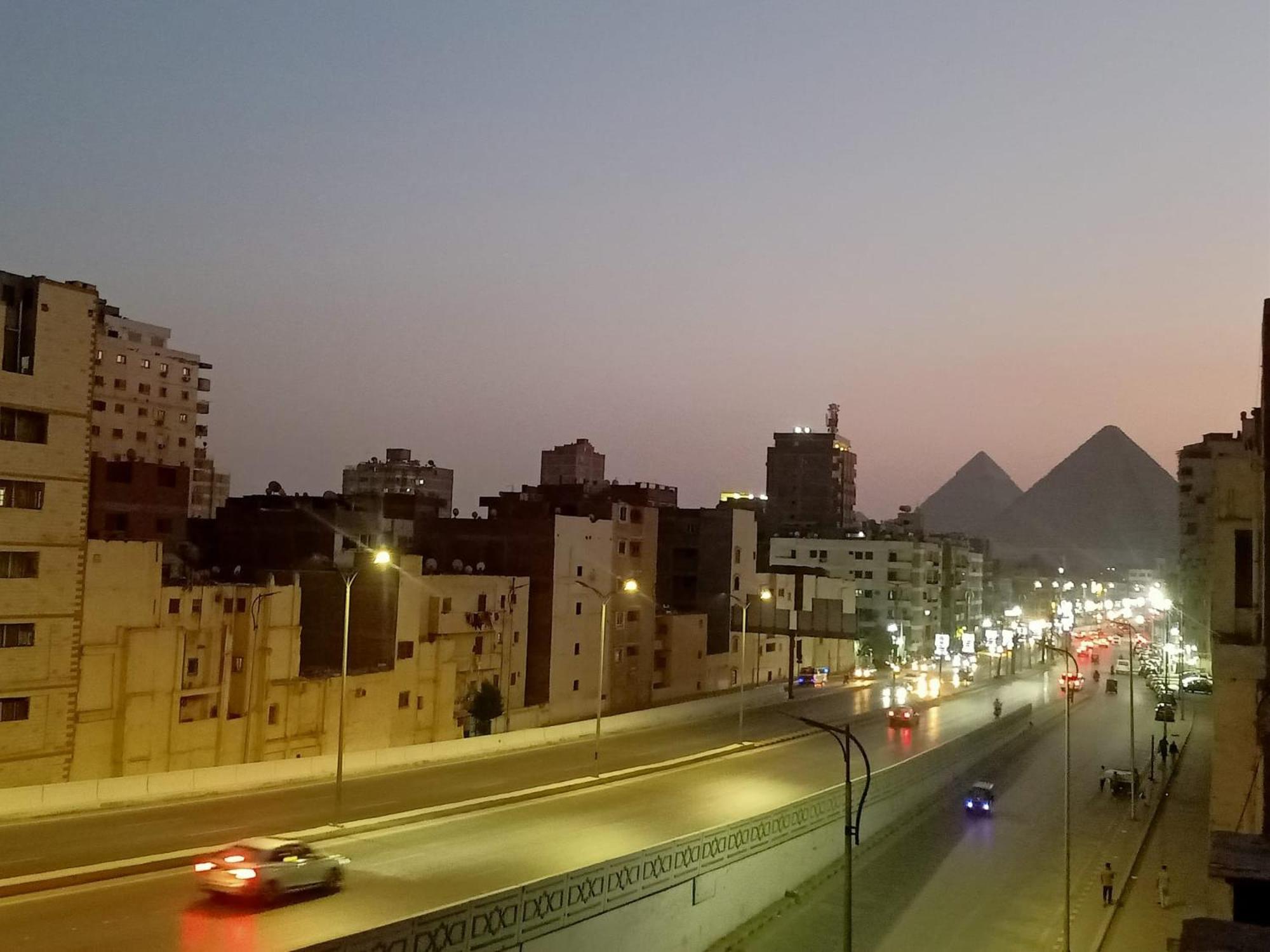 Pyramids Road Guest House Cozy Rooms And Rooftop Breakfast With The Pyramids View Nazlet el-Sisi ภายนอก รูปภาพ