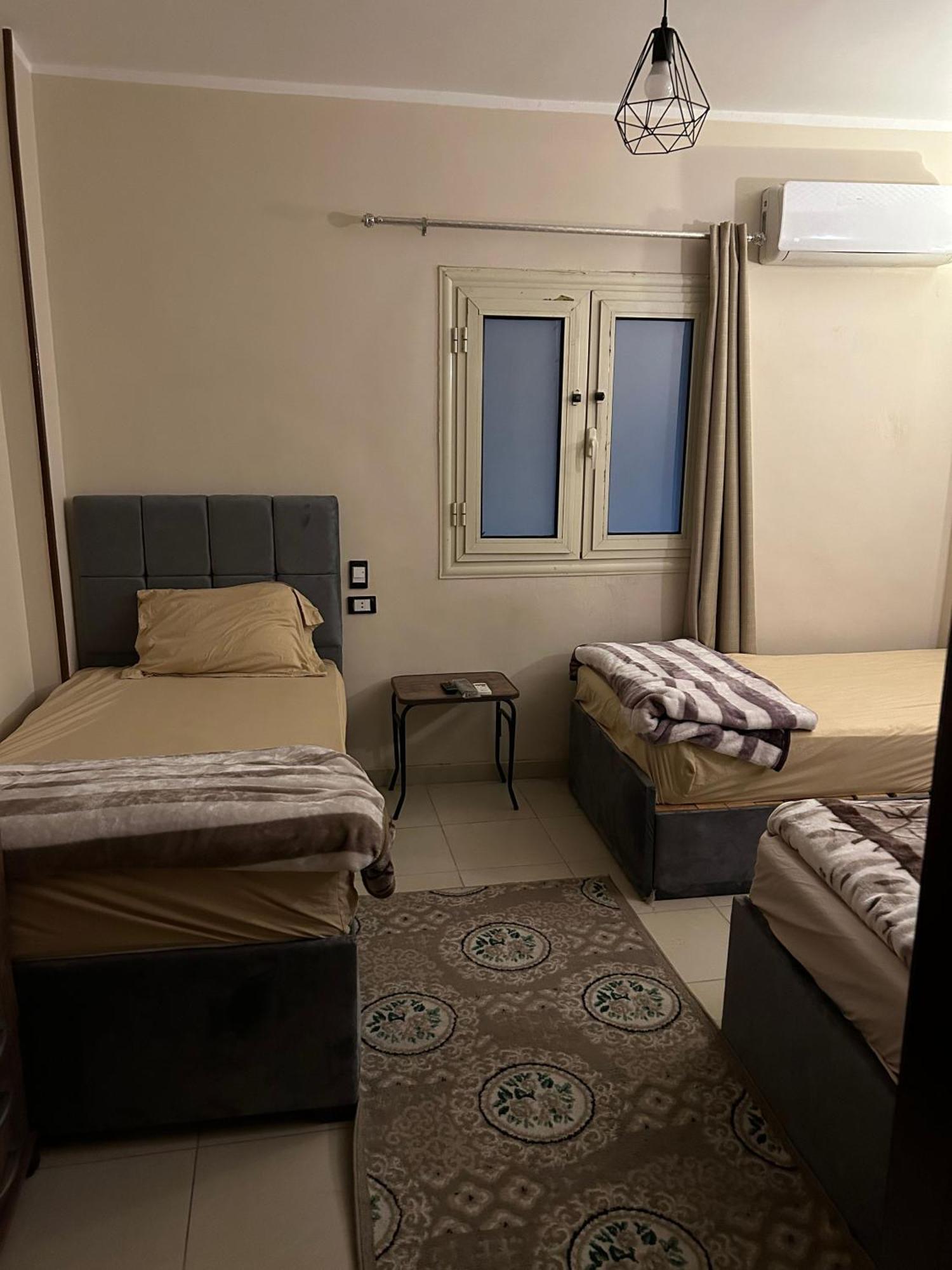 Pyramids Road Guest House Cozy Rooms And Rooftop Breakfast With The Pyramids View Nazlet el-Sisi ภายนอก รูปภาพ