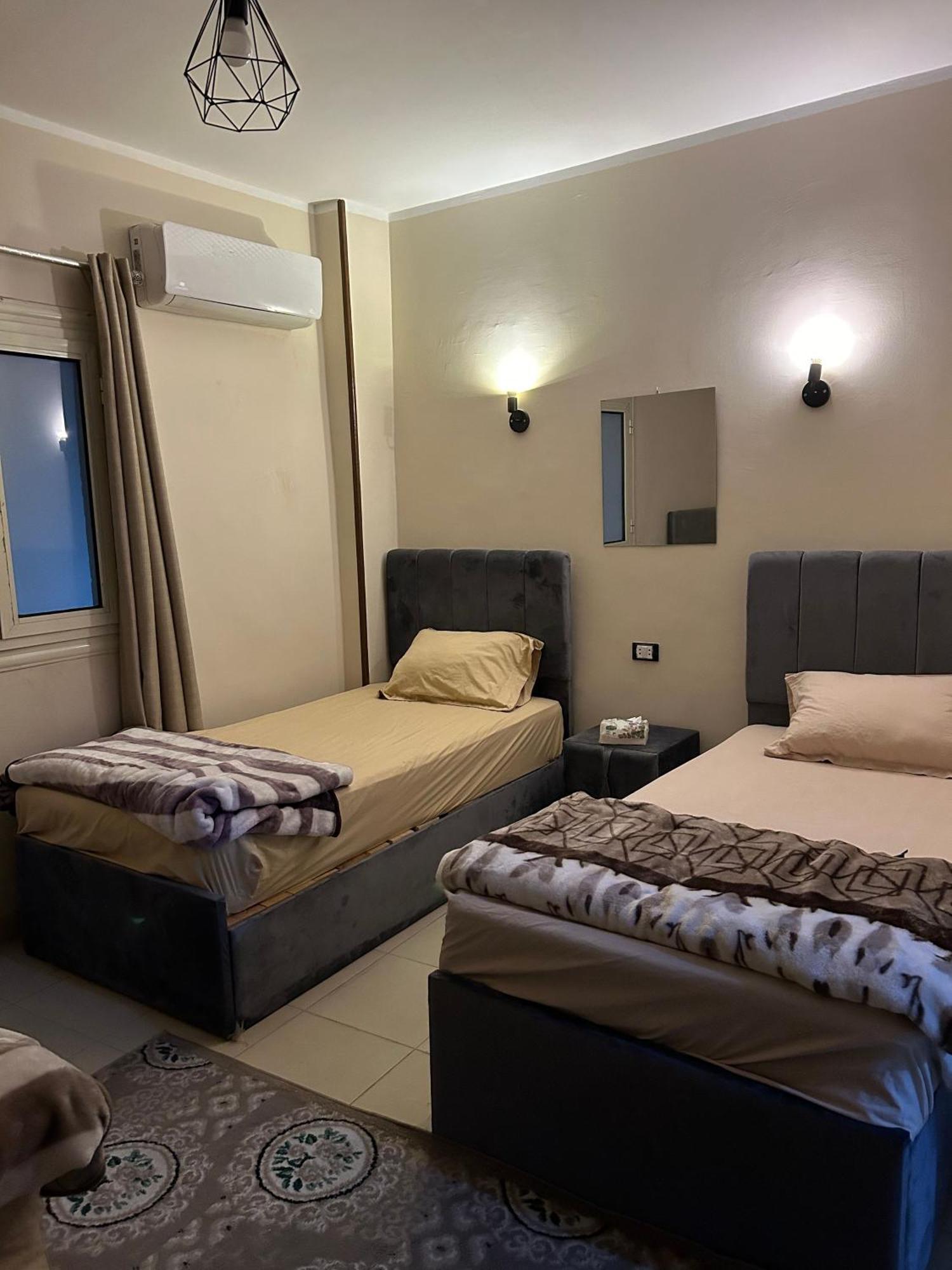 Pyramids Road Guest House Cozy Rooms And Rooftop Breakfast With The Pyramids View Nazlet el-Sisi ภายนอก รูปภาพ