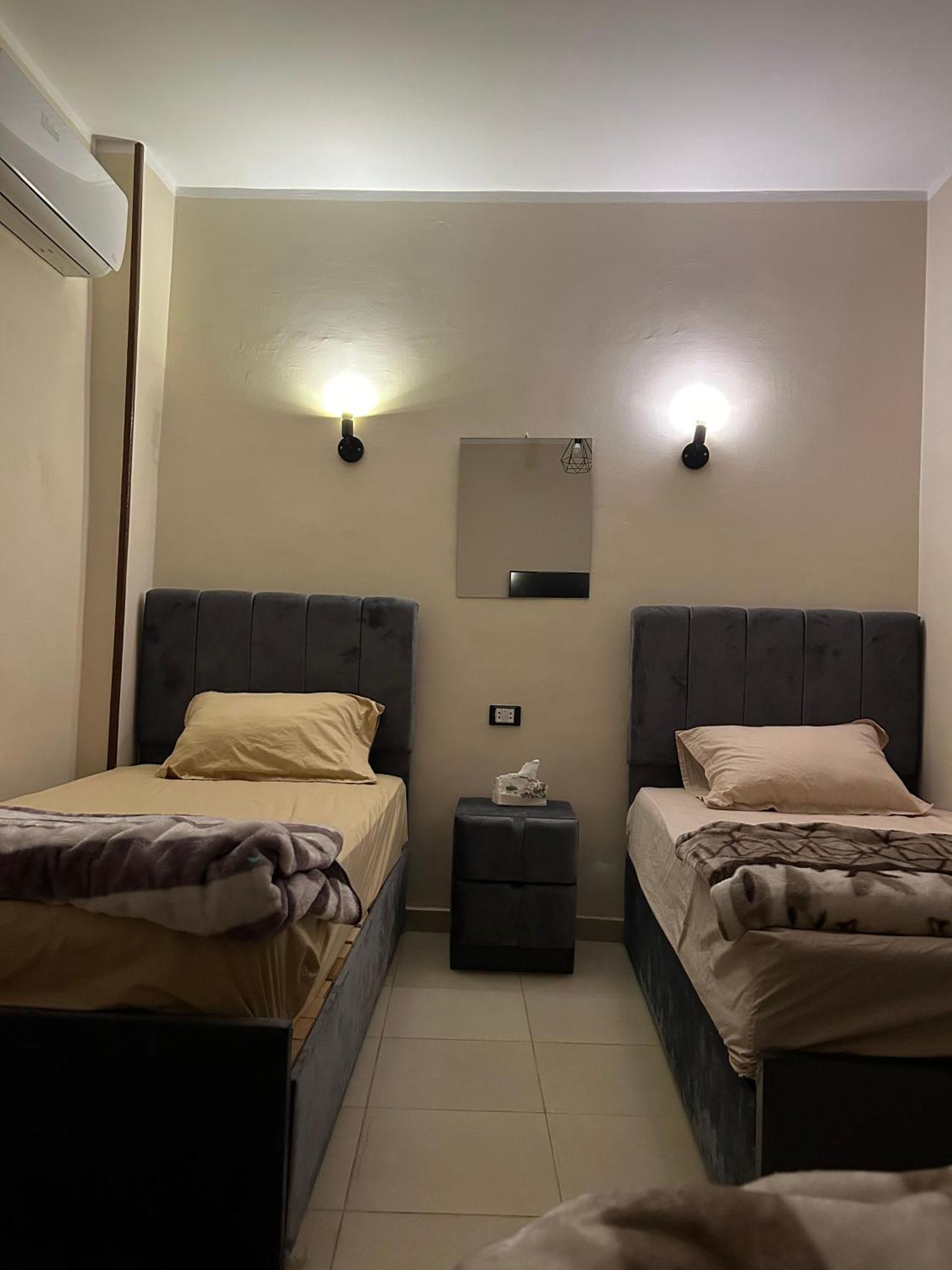 Pyramids Road Guest House Cozy Rooms And Rooftop Breakfast With The Pyramids View Nazlet el-Sisi ภายนอก รูปภาพ