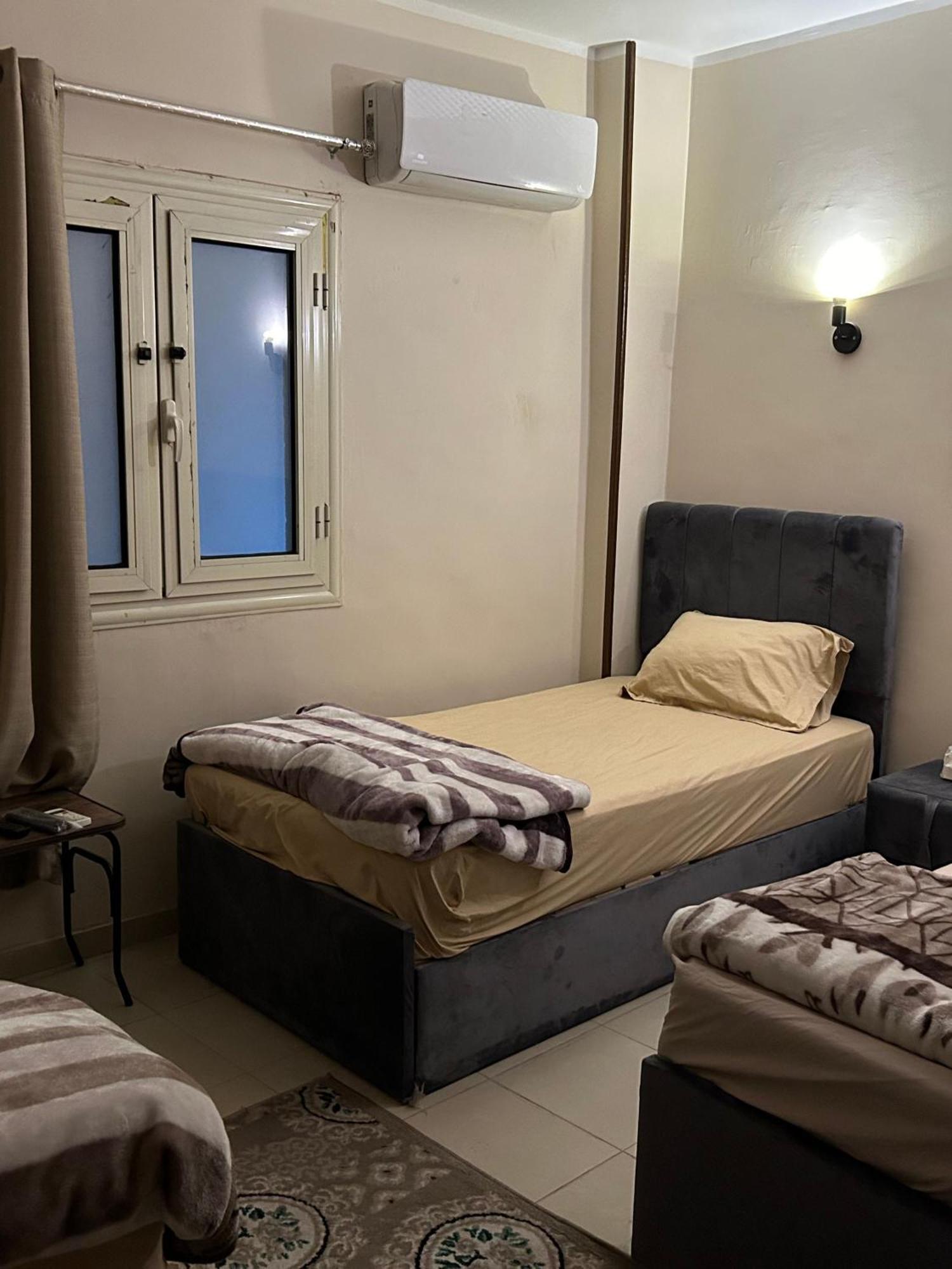 Pyramids Road Guest House Cozy Rooms And Rooftop Breakfast With The Pyramids View Nazlet el-Sisi ภายนอก รูปภาพ