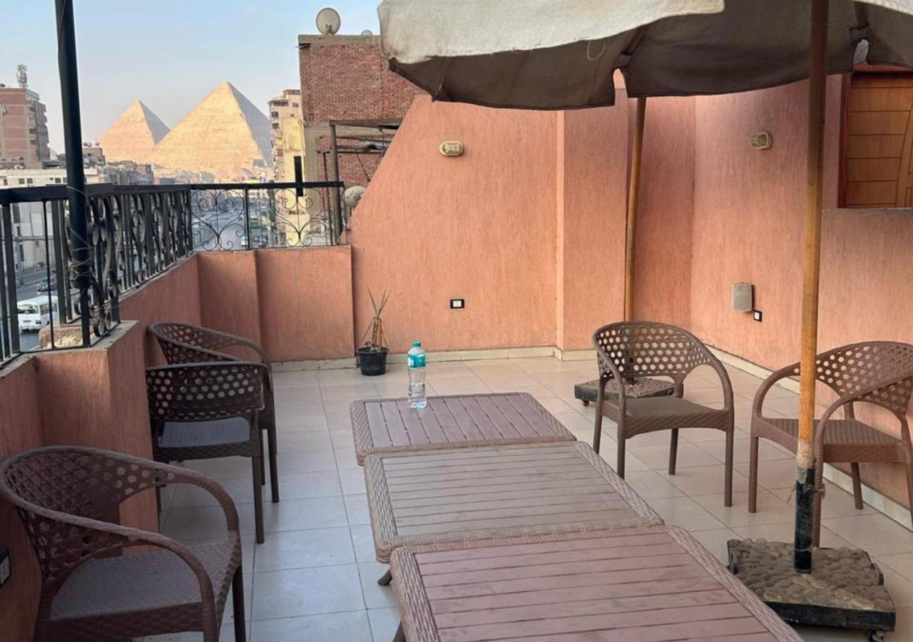 Pyramids Road Guest House Cozy Rooms And Rooftop Breakfast With The Pyramids View Nazlet el-Sisi ภายนอก รูปภาพ
