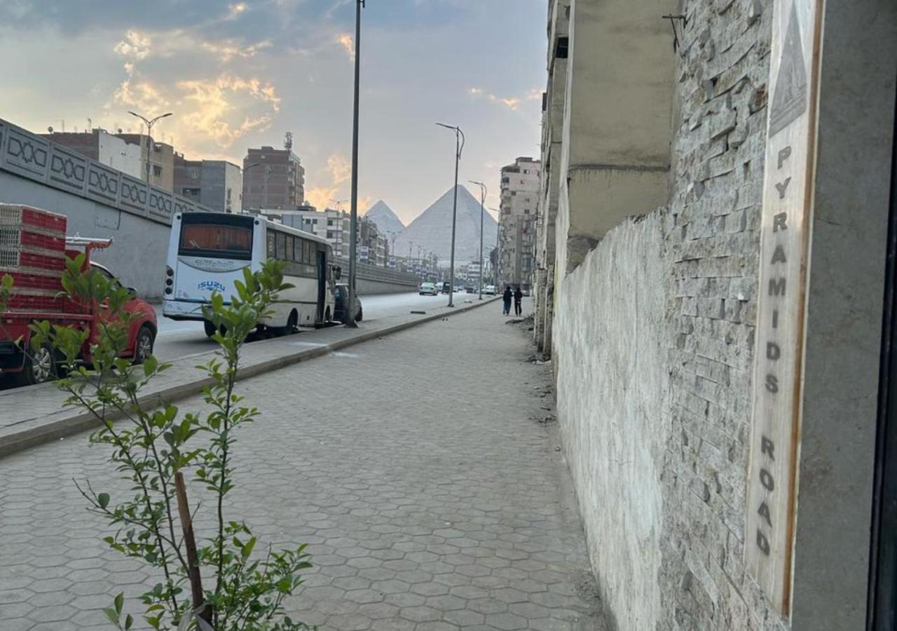 Pyramids Road Guest House Cozy Rooms And Rooftop Breakfast With The Pyramids View Nazlet el-Sisi ภายนอก รูปภาพ