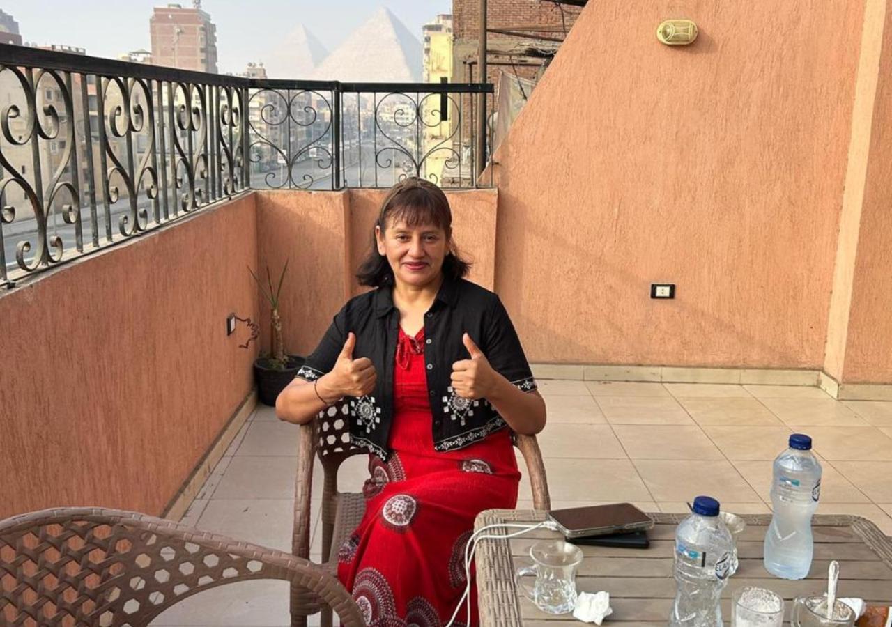 Pyramids Road Guest House Cozy Rooms And Rooftop Breakfast With The Pyramids View Nazlet el-Sisi ภายนอก รูปภาพ