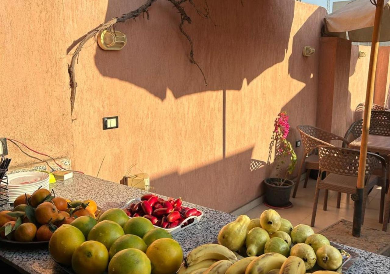 Pyramids Road Guest House Cozy Rooms And Rooftop Breakfast With The Pyramids View Nazlet el-Sisi ภายนอก รูปภาพ