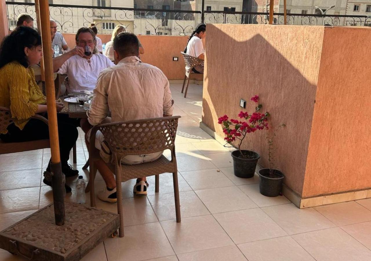 Pyramids Road Guest House Cozy Rooms And Rooftop Breakfast With The Pyramids View Nazlet el-Sisi ภายนอก รูปภาพ