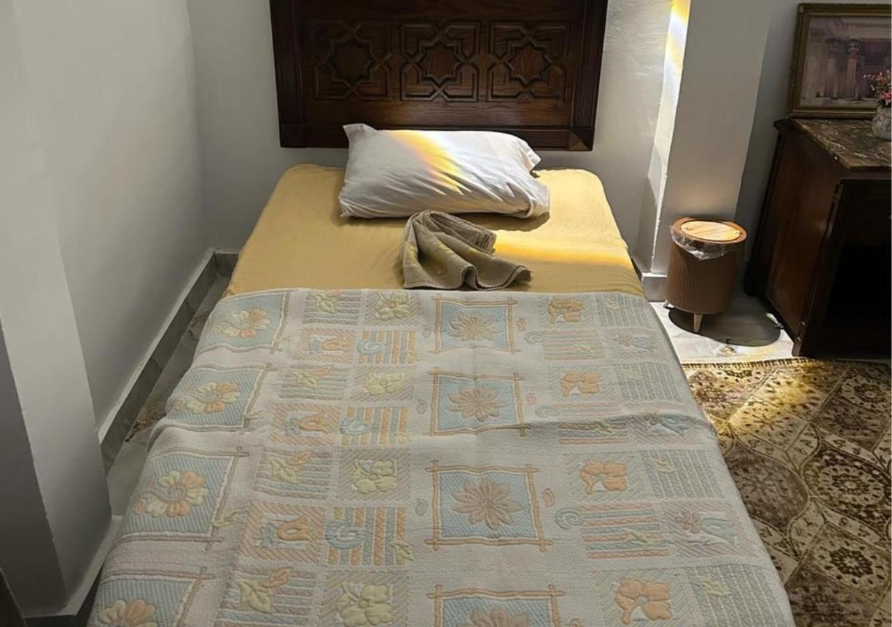 Pyramids Road Guest House Cozy Rooms And Rooftop Breakfast With The Pyramids View Nazlet el-Sisi ภายนอก รูปภาพ