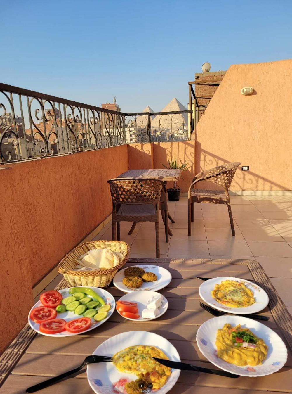 Pyramids Road Guest House Cozy Rooms And Rooftop Breakfast With The Pyramids View Nazlet el-Sisi ภายนอก รูปภาพ